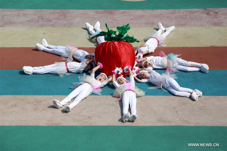 Children in kindergartens around China enter graduation season