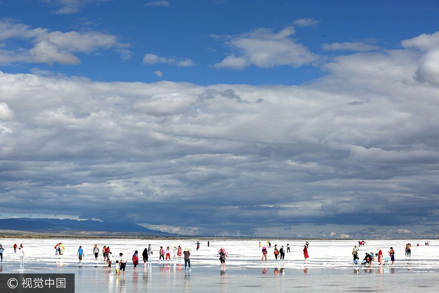 Tourists flock to Chaka Salt Lake in NW China's Qinghai