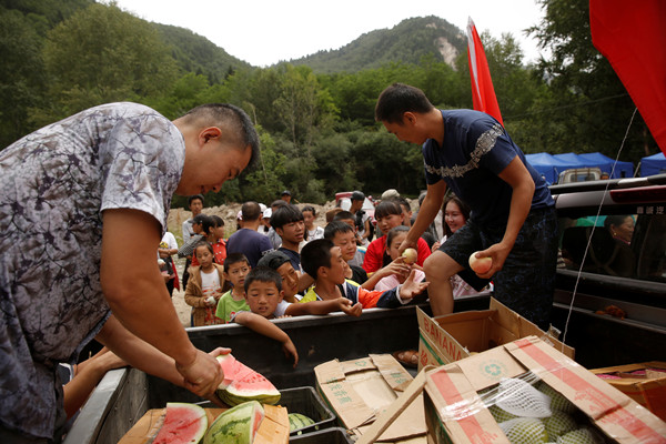 Searchers combing area for earthquake victims