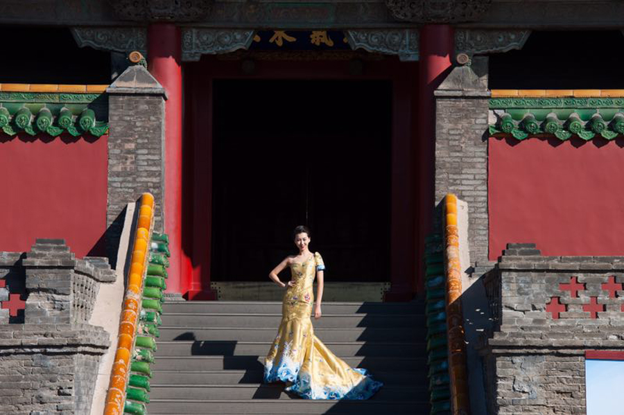 Models display grace of <EM>qipao</EM> in Shenyang