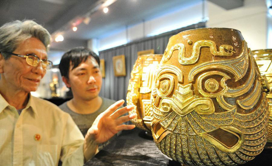 Handicraftsman shows skill of lacquer thread sculpture