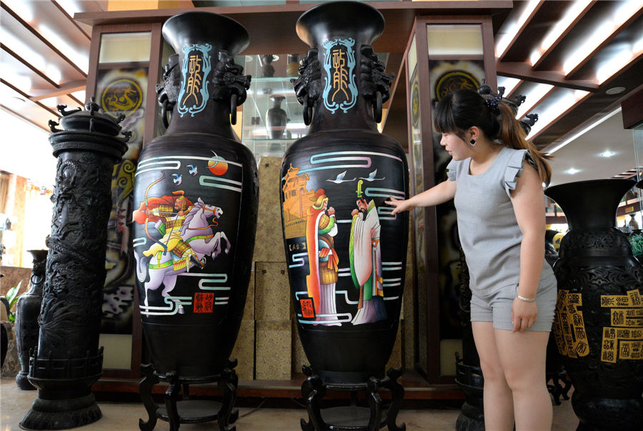 Black pottery art shines in Guantao