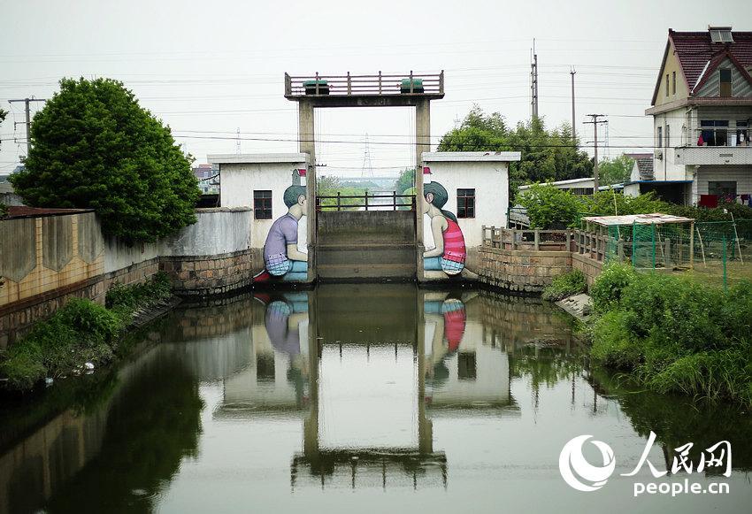 French street artist beautifies cottages in Shanghai