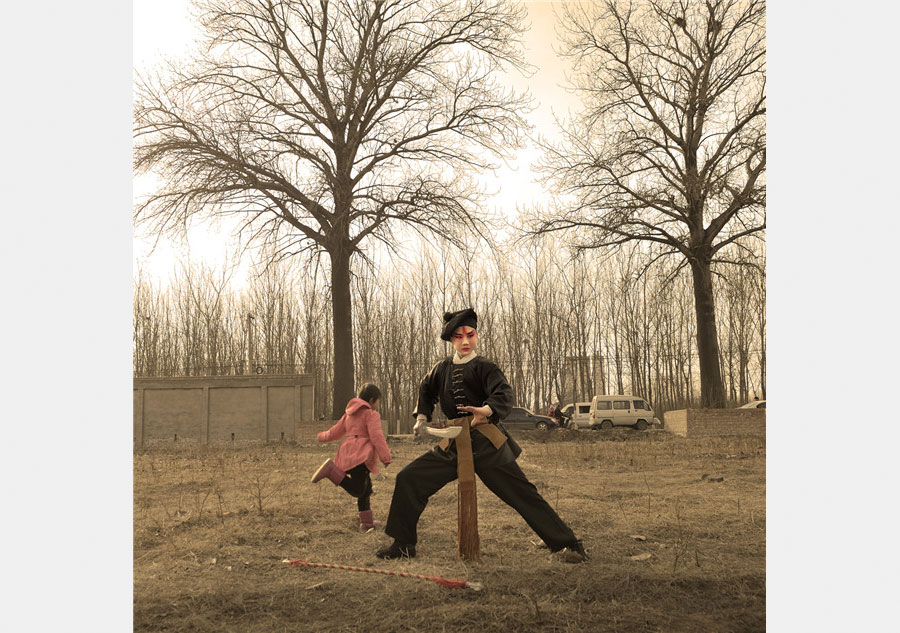 Photographer captures folk opera performers in the countryside