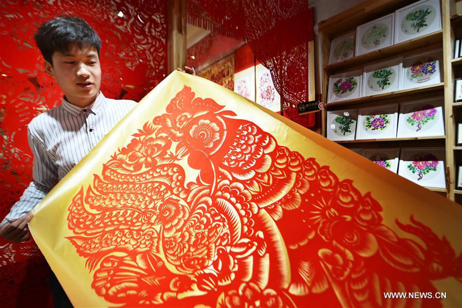 Chinese folk artist makes papercutting works to mark Spring Festival