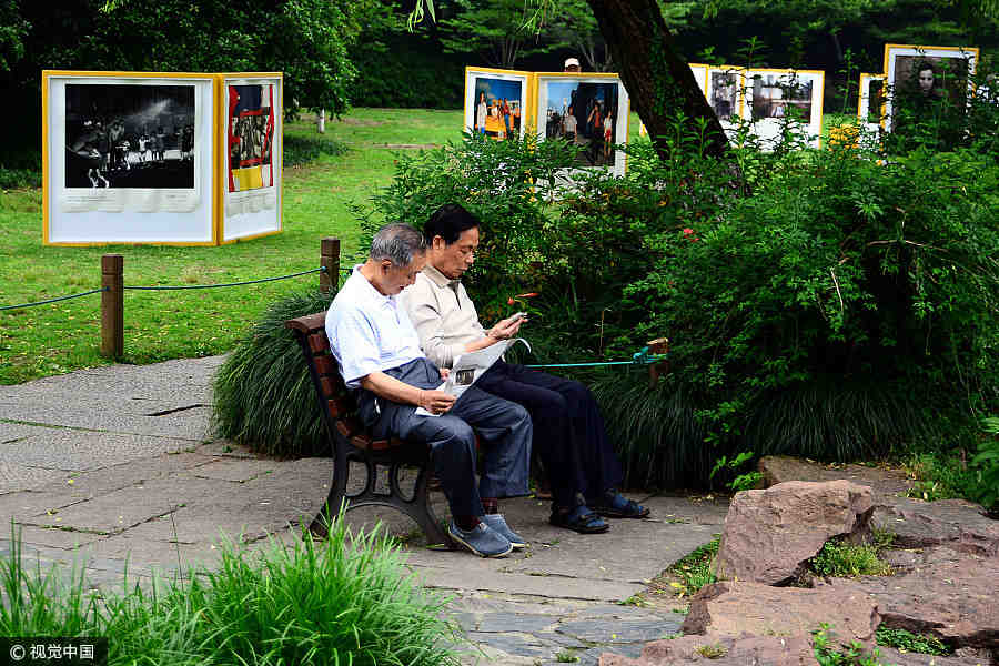 Over 3,000 photos add to the beauty of Hangzhou's West Lake