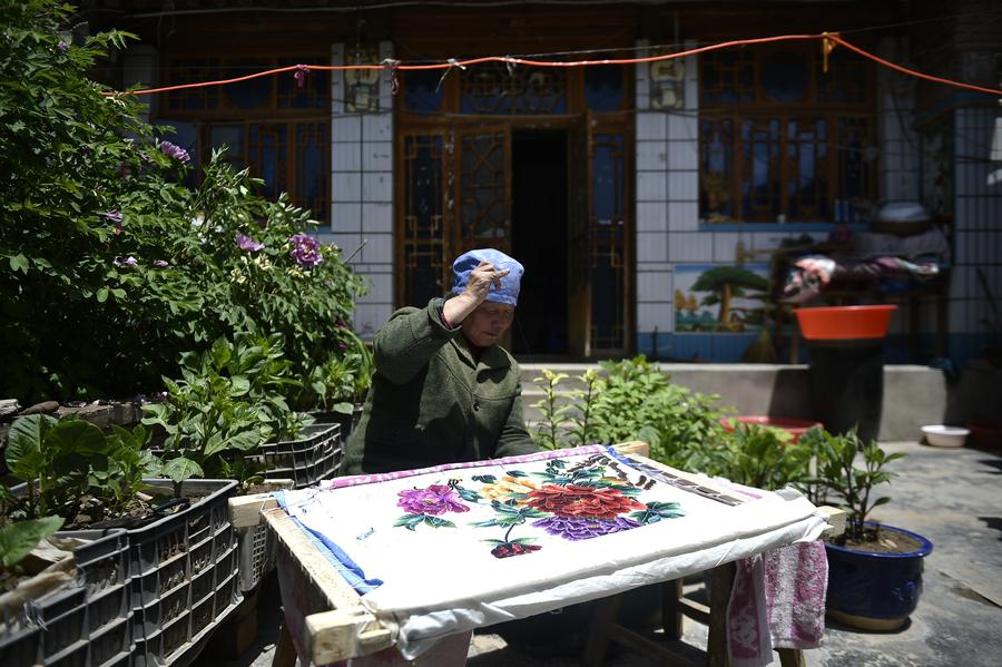 Intangible cultural heritage successor makes embroidery works