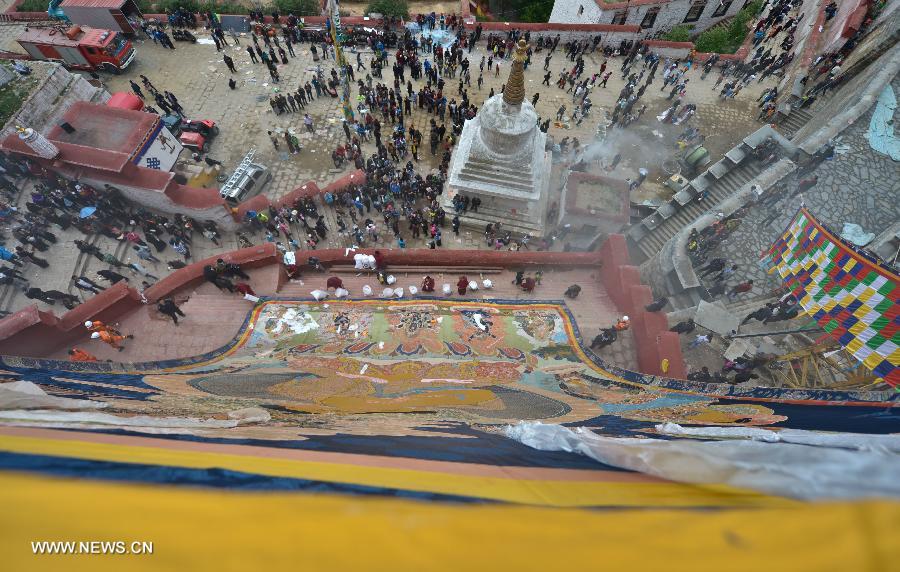 Huge Buddha portrait unfolded in Lhasa's Gandan Temple