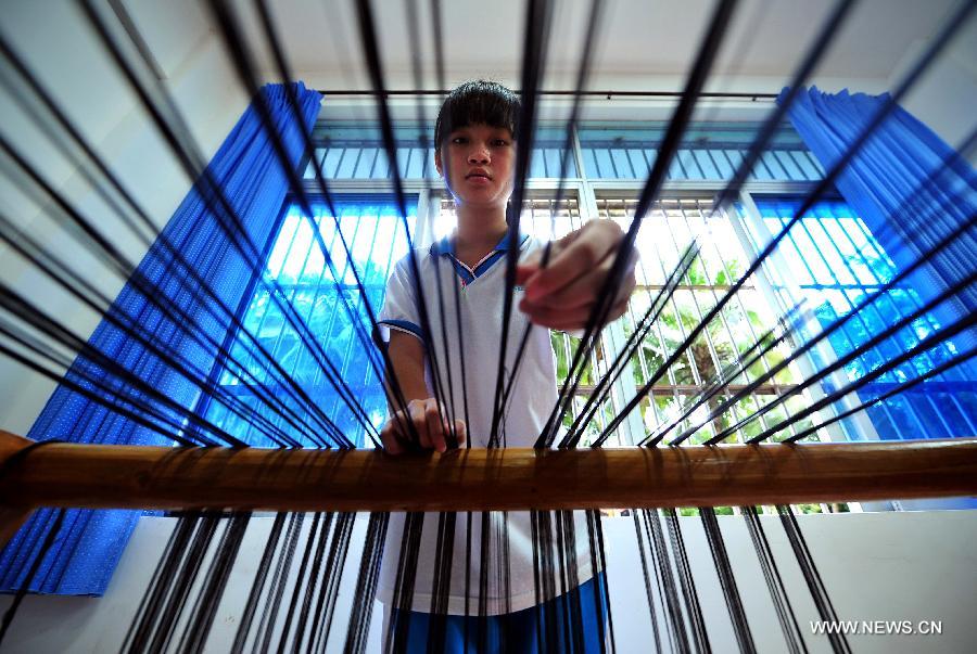 Students learn weaving Li brocade in Haikou