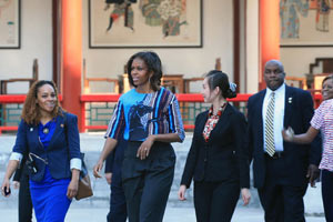 First lady takes in some Peking Opera