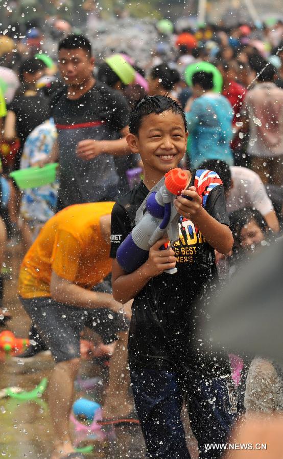 Water-splashing festival marked in Yunnan