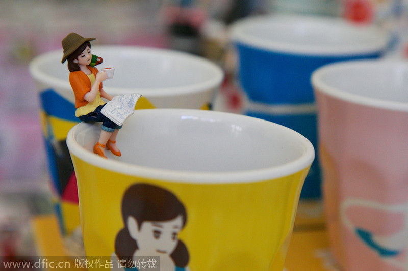 Cute mini figures on the edge of cups from Japan