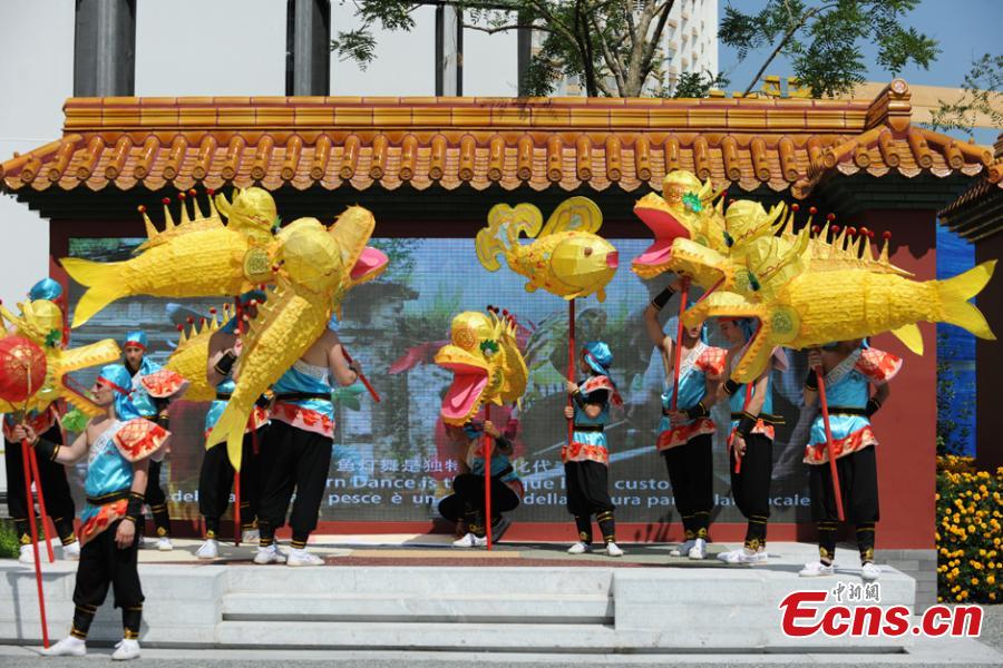 Italians perform Chinese fish lantern dance at Milan Expo