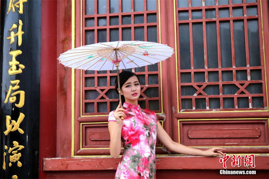 Beauties give cheongsam show on 2,000-meter-high cliff