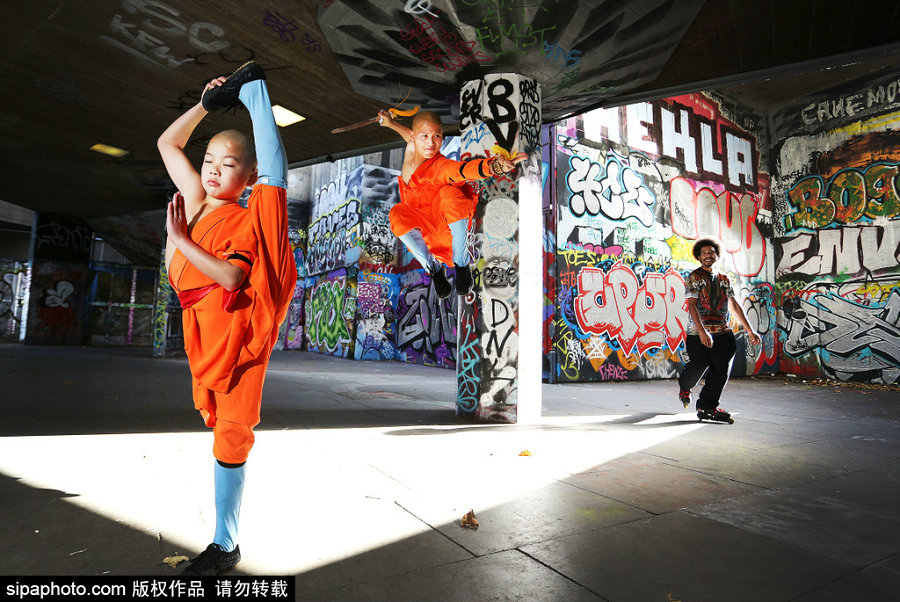 Shaolin monks display kung fu skills in London