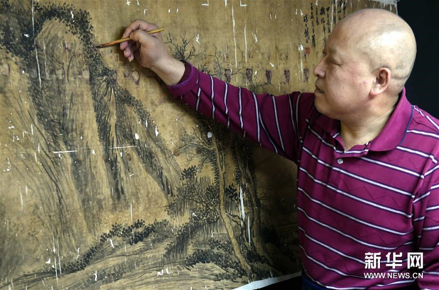 Inheritor restores classic painting and calligraphy