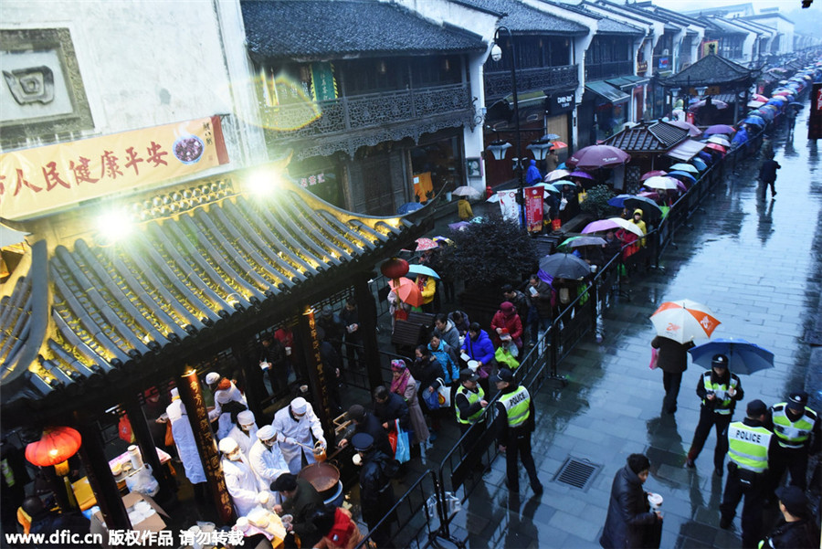 People line up for Laba congee