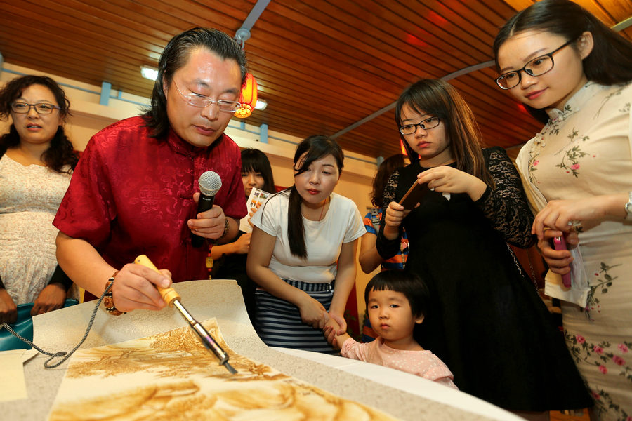 '2016 Happy Chinese New Year' lights up in Senegal