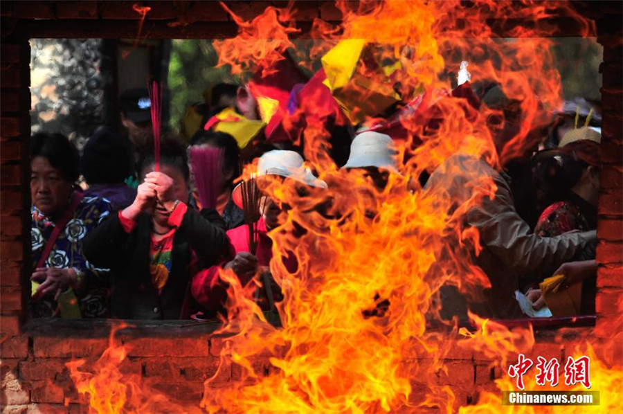 Citizens enjoy 400-year-old temple fair in Kunming