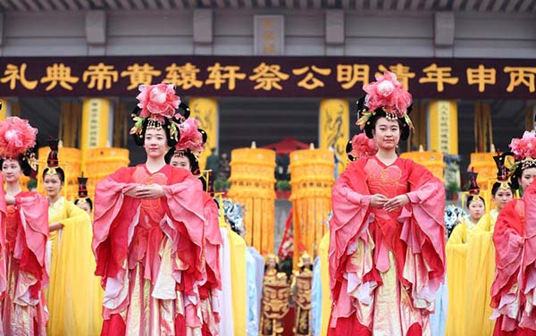 Chartered trains help Chinese honor ancestors