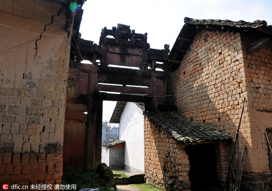 Historic Jiangxi archway deteriorating without protection