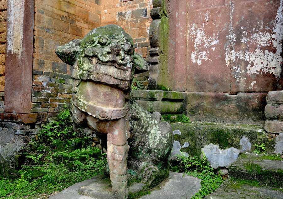 Historic Jiangxi archway deteriorating without protection