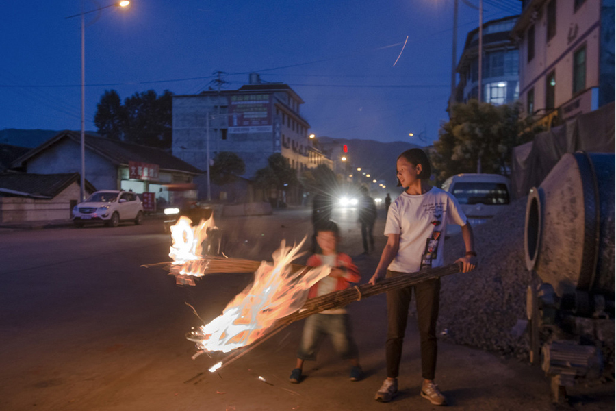 People of Yi ethnic group celebrate Torch Festival