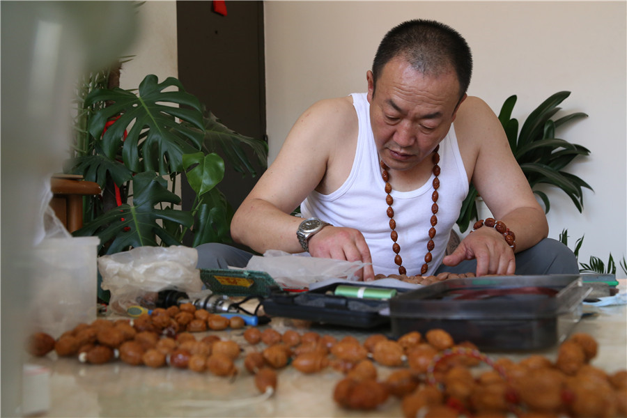 Folk artist creates incredible pit carving in Gansu