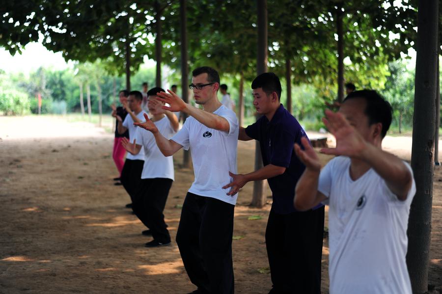 Foreign apprentices learn tai chi in Chenjiagou