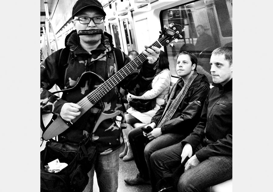 Street photographer captures hustle-bustle of Beijing in black and white