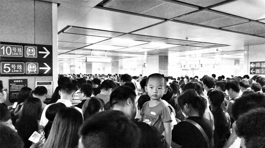 Street photographer captures hustle-bustle of Beijing in black and white