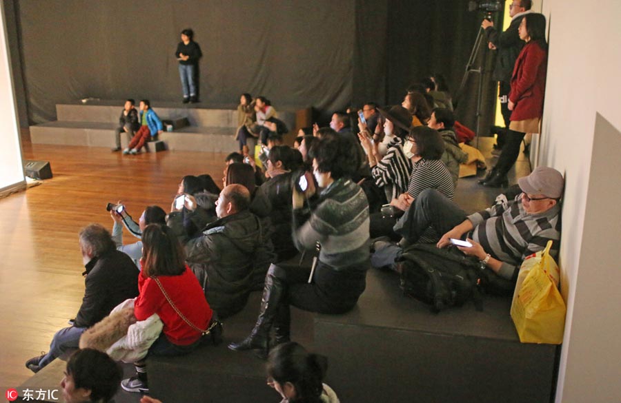 People cozy up in Suzhou bookstore with pottery concert