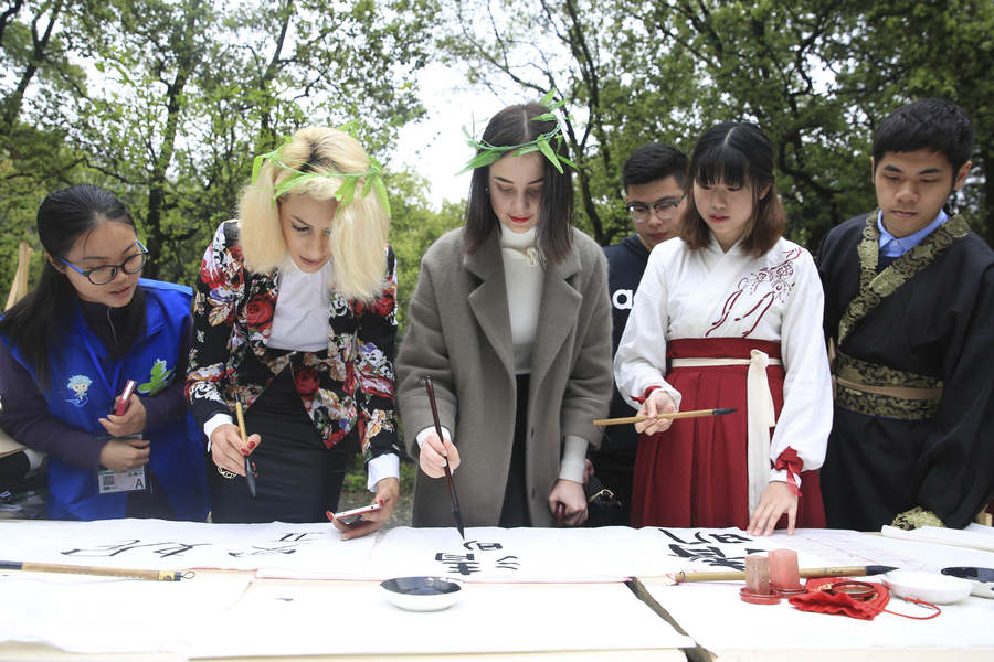 Foreign students experience Qingming culture