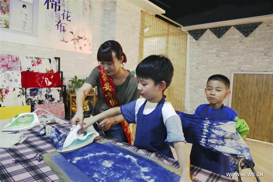 Children learn traditional intangible cultural heritages in E China