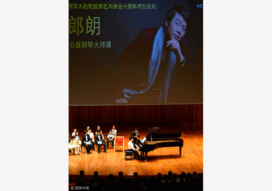 Pianist Lang Lang teaches children in free public lesson in Beijing