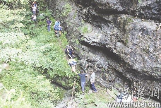 30多名科考隊員穿越神農(nóng)架 期待遇到“野人”