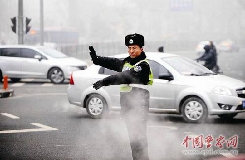 社會各界呼吁：霧霾天，交警執(zhí)勤應該戴口罩