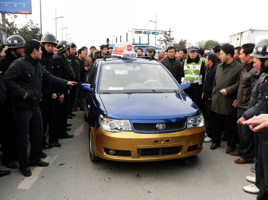 江蘇鹽城800出租車罷運(yùn)要求政府打擊黑車(組圖)