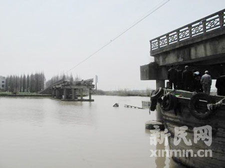 浦東大治路橋遭輪船撞塌 兩船員落水失蹤