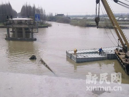 浦東大治路橋遭輪船撞塌 兩船員落水失蹤