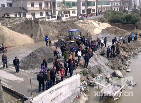 浦東大治路橋遭輪船撞塌 兩船員落水失蹤