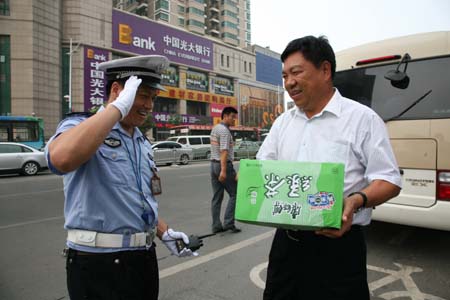 鄭州交警冒高溫頂酷暑保暢通