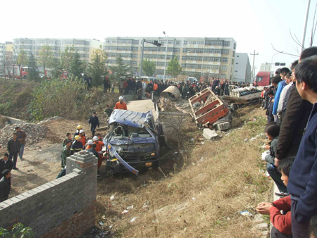 洛陽(yáng)兩貨車相撞 車廂內(nèi)三人被困