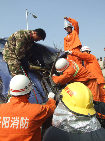 洛陽(yáng)兩貨車相撞 車廂內(nèi)三人被困