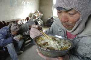 智障者被乞丐收養(yǎng)所賣為“包身工” 與狗同食一鍋面