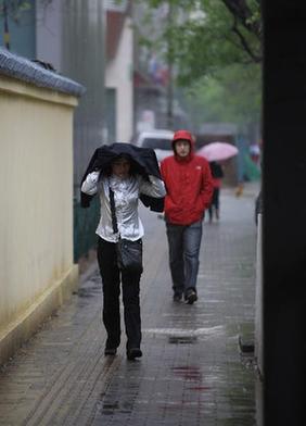 北京地鐵設(shè)備遭雷擊 部分列車運(yùn)行受影響(圖)