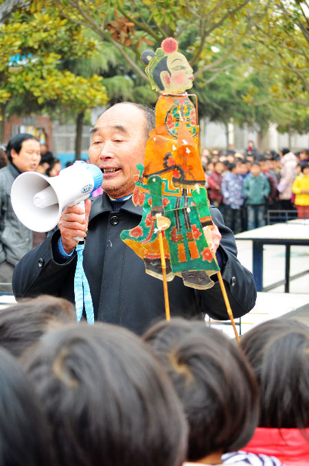 鄭州大學賽扶團隊感受羅山皮影文化魅力