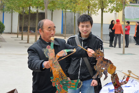 鄭州大學賽扶團隊感受羅山皮影文化魅力