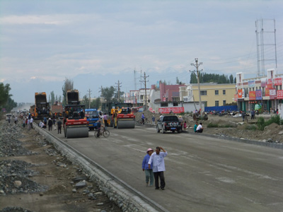 新疆兵團(tuán)農(nóng)七師一二五團(tuán)加大小城鎮(zhèn)中心地段公路建設(shè)力度