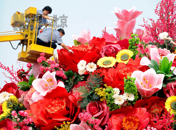 天安門(mén)廣場(chǎng)國(guó)慶主花壇即將裝飾完成